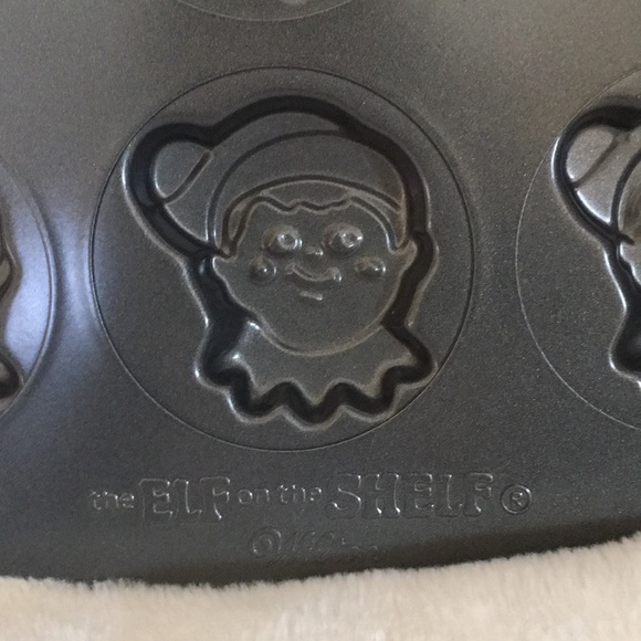 $10 or 3/$20 Elf on the Shelf Cookie Treat Pan by Wilton - Picture 4 of 5